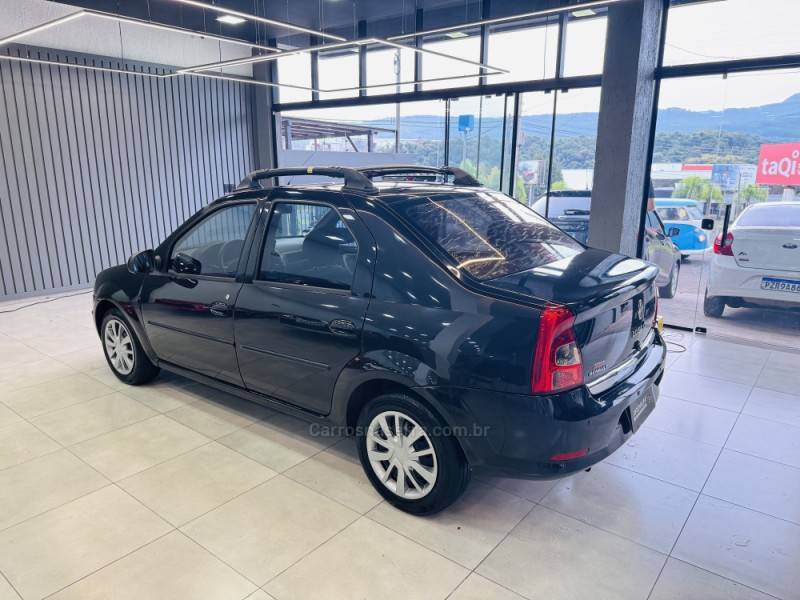 RENAULT - LOGAN - 2013/2013 - Preta - R$ 24.900,00